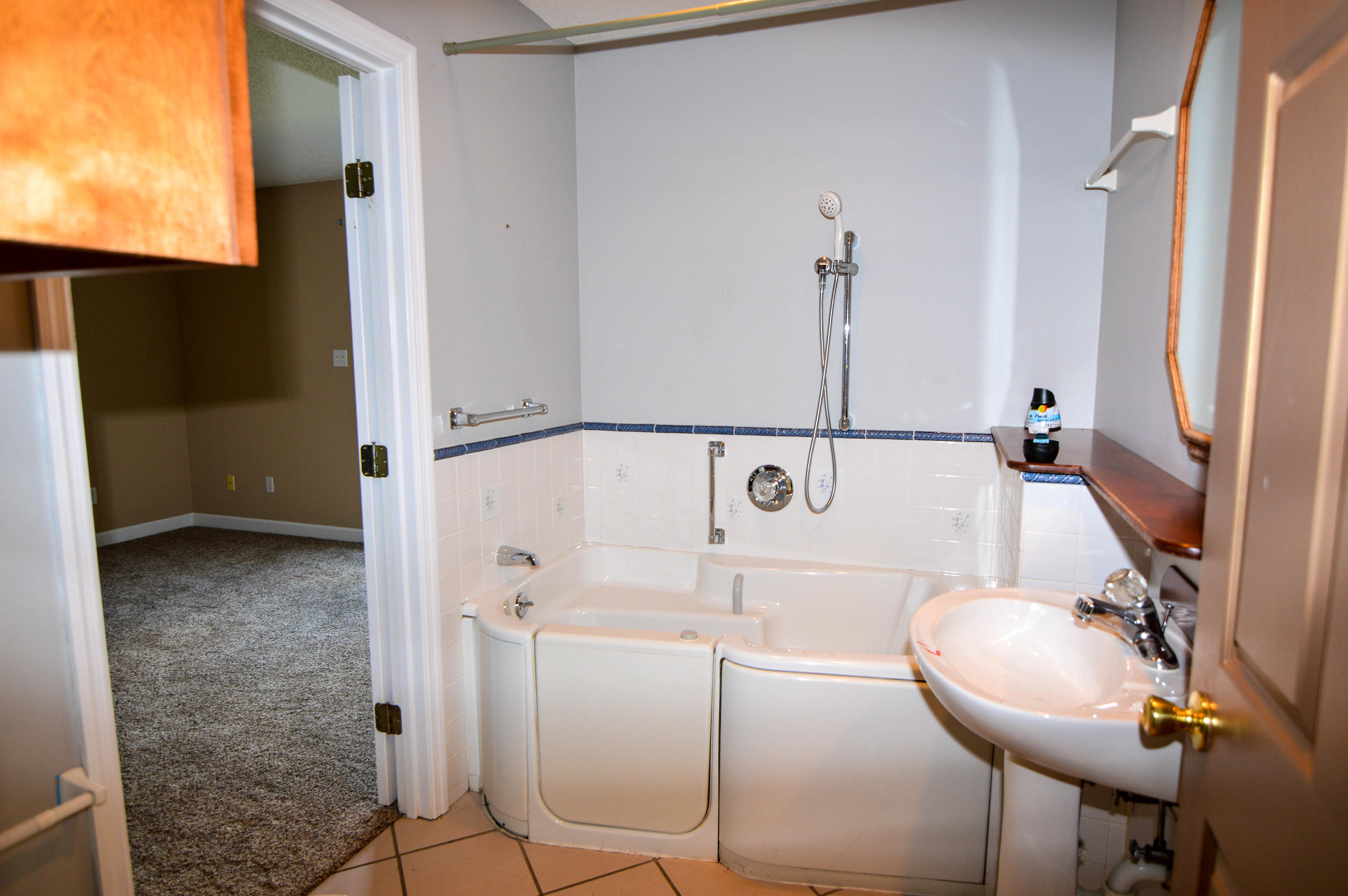 121 Mariners Point Kingston, TN 37763 - Photo 19 of 38 Bathroom 2