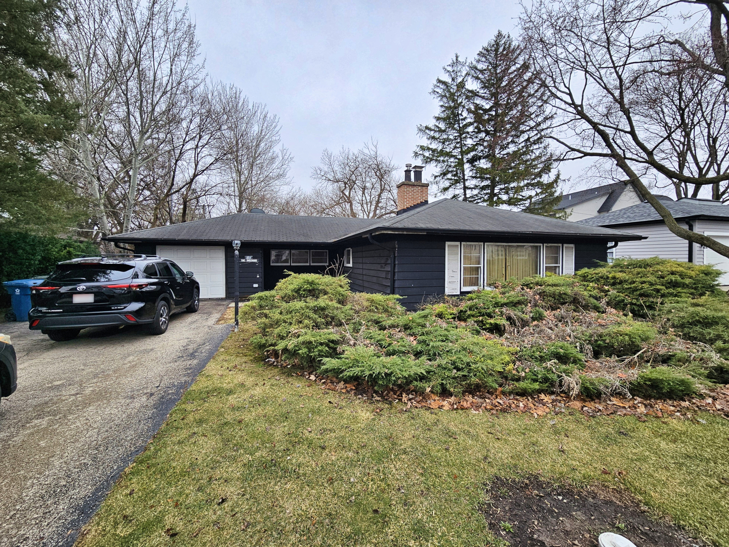 270 East St Charles Road Elmhurst, IL 60126 - Photo 2 of 22 a front view of a house with a garden