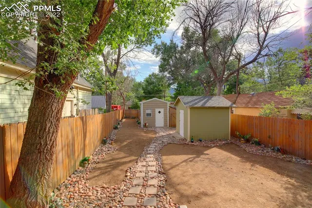 a view of a backyard