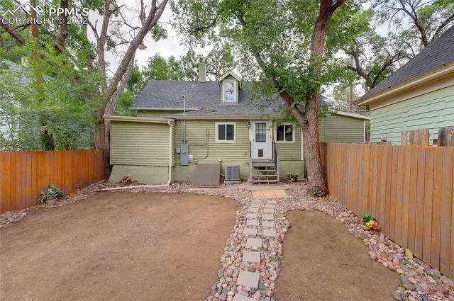 a view of a backyard