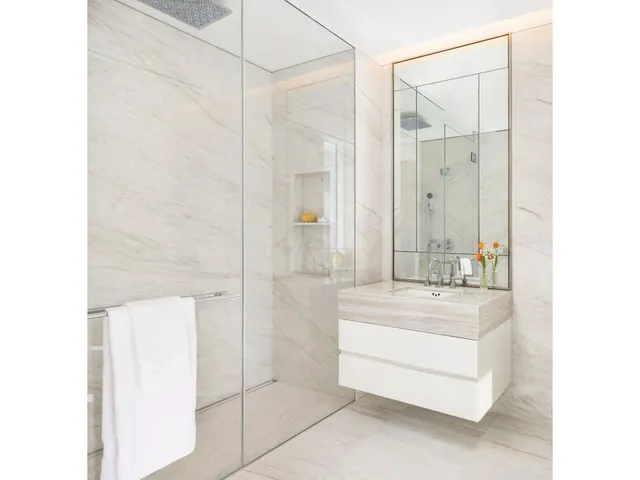 $1,700,000 | 200 East 59th Street, Unit 10B | Midtown East