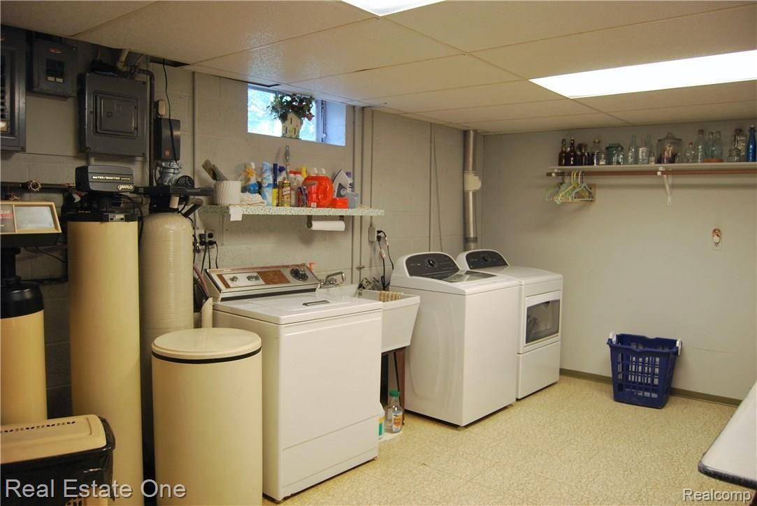 634 Charlesina Drive Rochester, MI 48306 - Photo 20 of 23 LAUNDRY on Lower Level