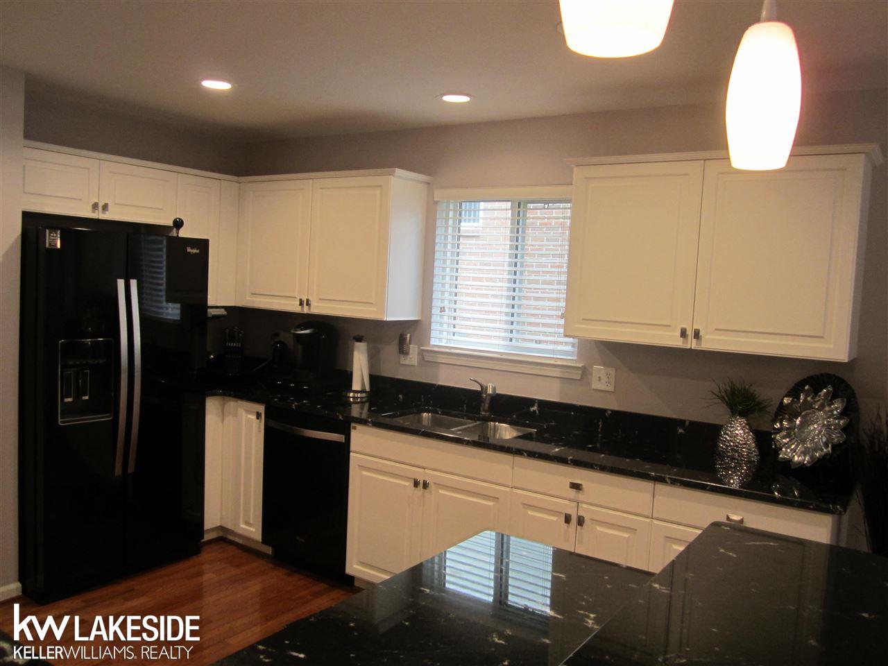 944 Churchill Circle Rochester, MI 48307 - Photo 6 of 31 31330997-5.JPG