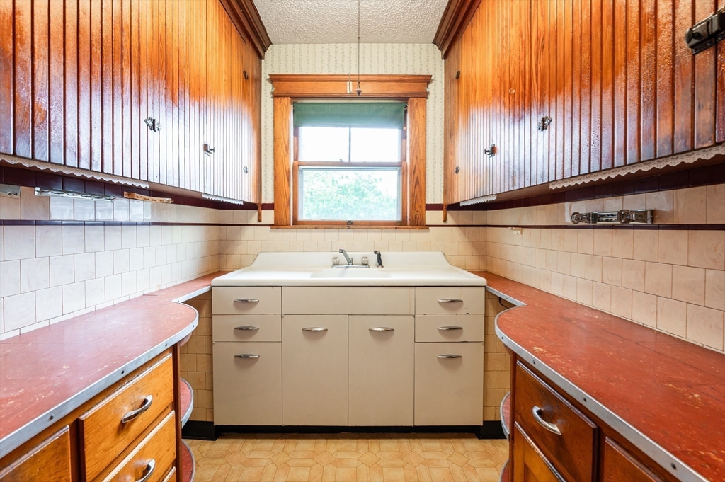 84 Farmland Road Lowell, MA 01850 - Photo 8 of 37 Gallery Image 8