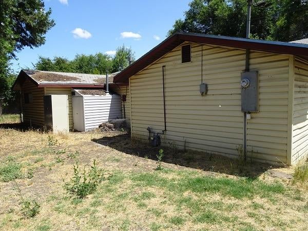 847 Gilman Road Medford, OR 97504 - Photo 11 of 12 Back of buildings