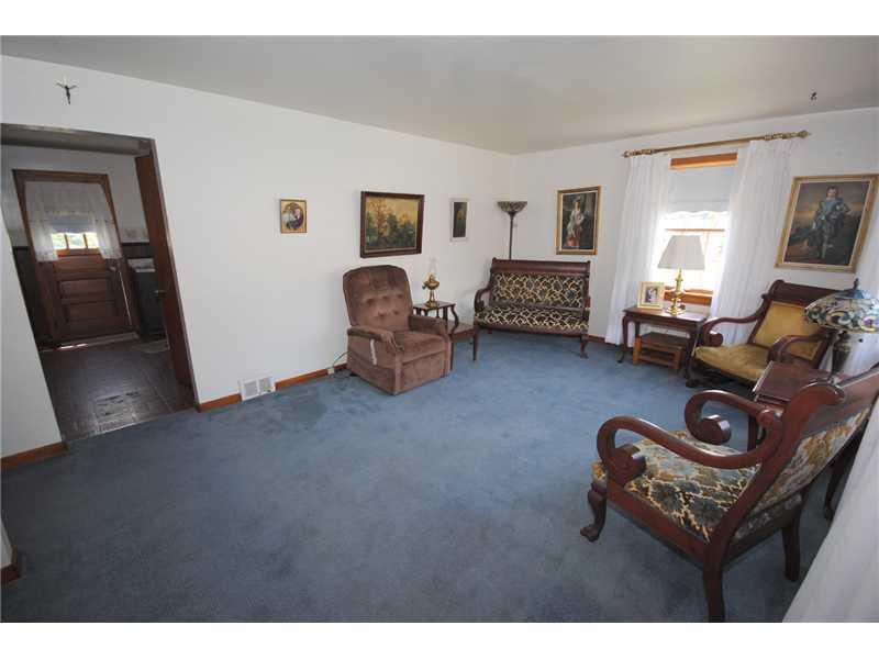 840 Agnew Road Baldwin, PA 15227 - Photo 2 of 21 Living Room.