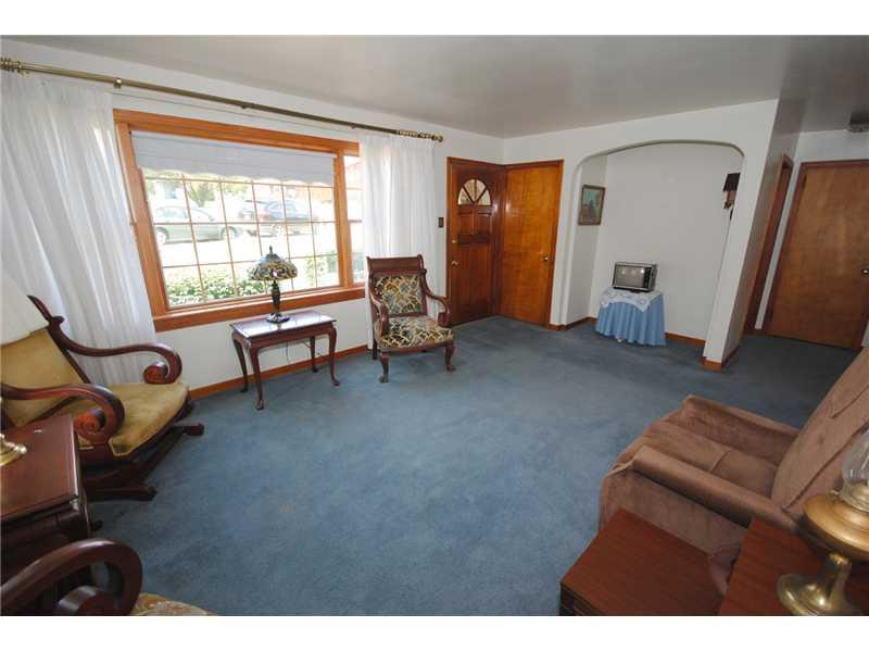 840 Agnew Road Baldwin, PA 15227 - Photo 3 of 21 Living Room.