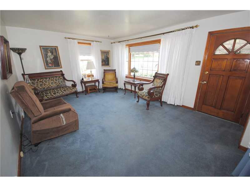 840 Agnew Road Baldwin, PA 15227 - Photo 4 of 21 Living Room.