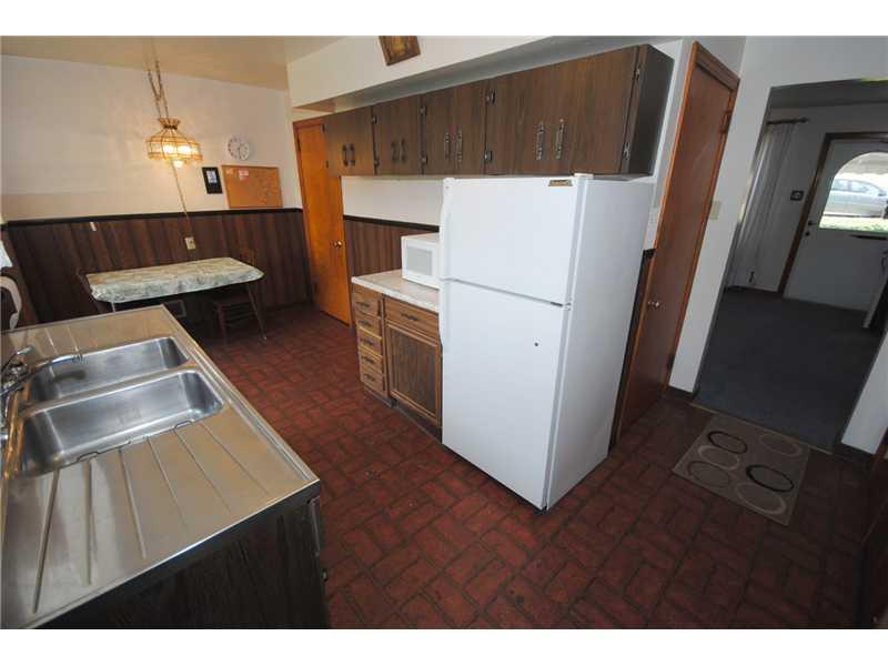840 Agnew Road Baldwin, PA 15227 - Photo 5 of 21 Kitchen.
