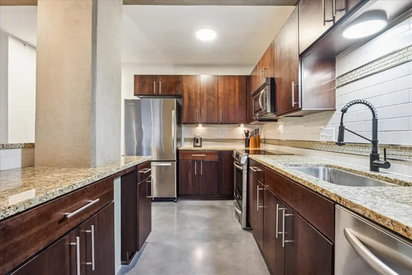 $2,300 | 800 Brazos Street, Unit 1002, Austin, TX 78701
