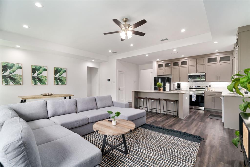 519 High Street Dallas, TX 75203 - Photo 12 of 38 a living room with furniture and kitchen view