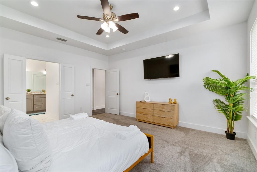 519 High Street Dallas, TX 75203 - Photo 22 of 38 a bedroom with a bed and a flat screen tv