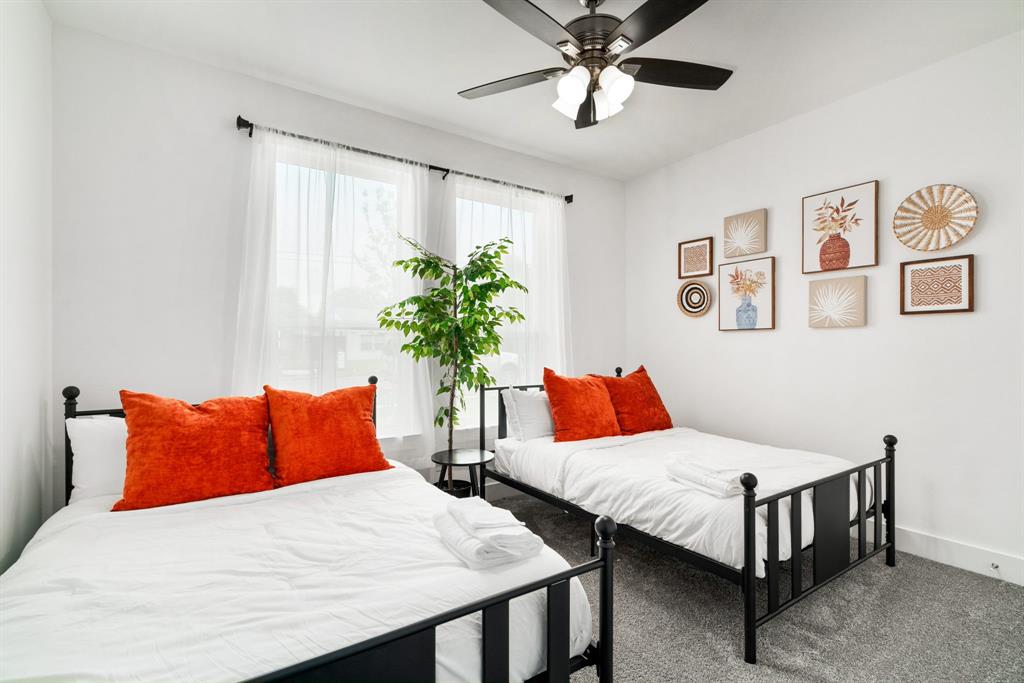 519 High Street Dallas, TX 75203 - Photo 27 of 38 a bedroom with a large bed and a chandelier