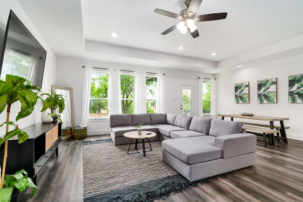 519 High Street Dallas, TX 75203 - Photo 5 of 38 a living room with furniture and a large window