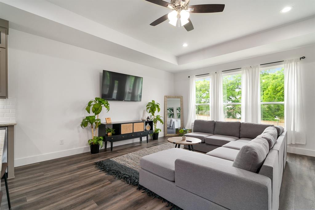 519 High Street Dallas, TX 75203 - Photo 7 of 38 a living room with furniture and a window