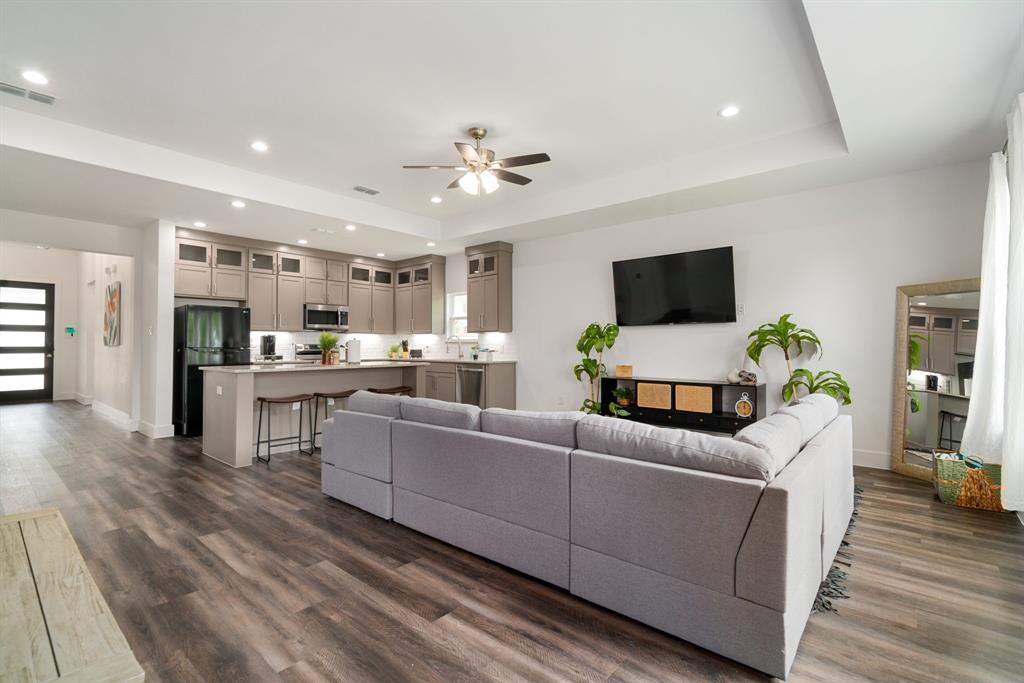 519 High Street Dallas, TX 75203 - Photo 10 of 38 a living room with furniture and a flat screen tv