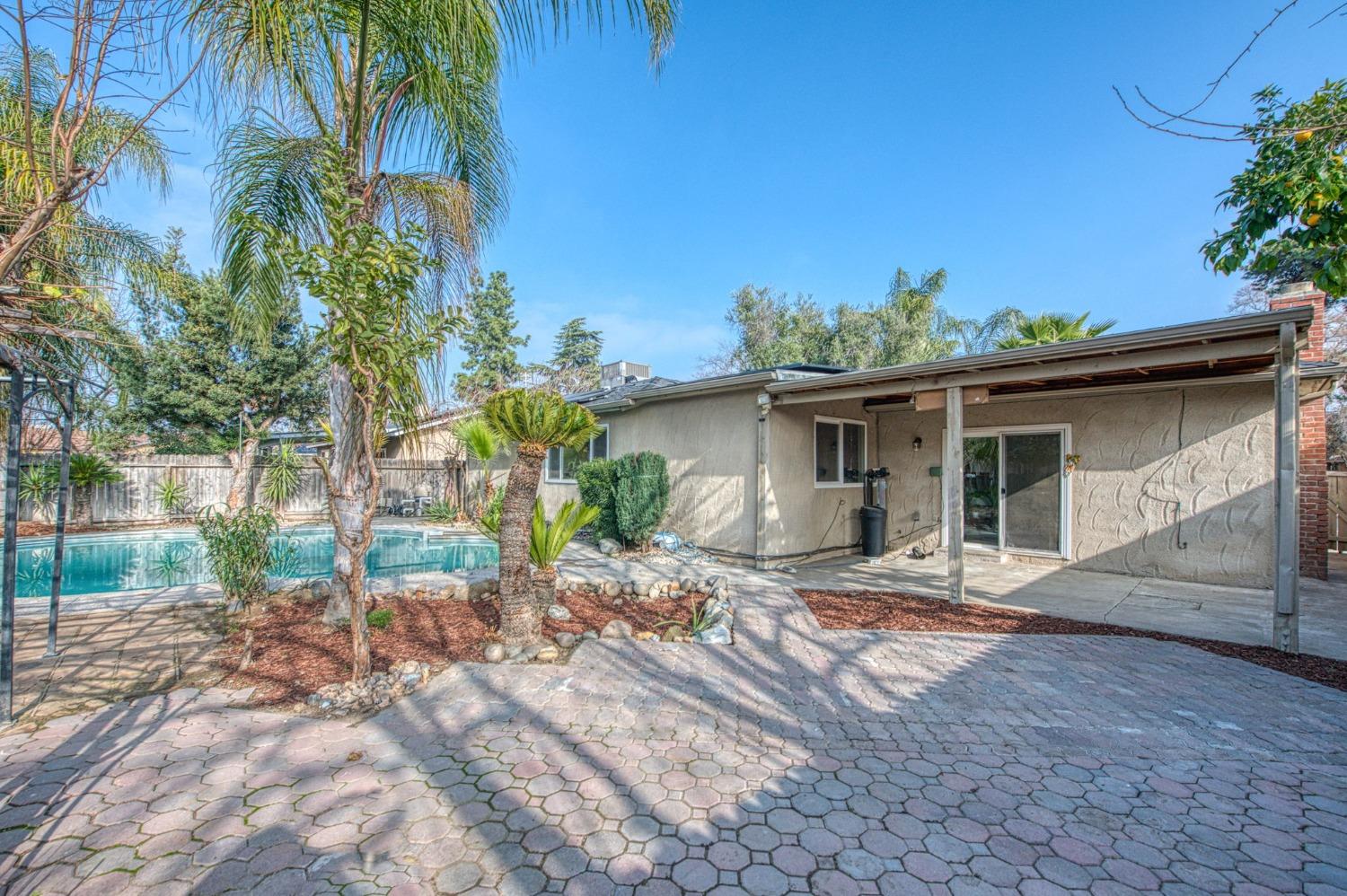 2866 Caesar Avenue Clovis, CA 93612 - Photo 39 of 45 a view of a house with a patio