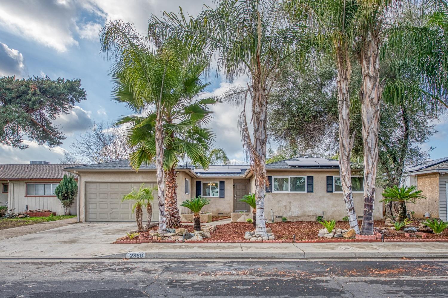 2866 Caesar Avenue Clovis, CA 93612 - Photo 4 of 45 a front view of a house with porch and dining space