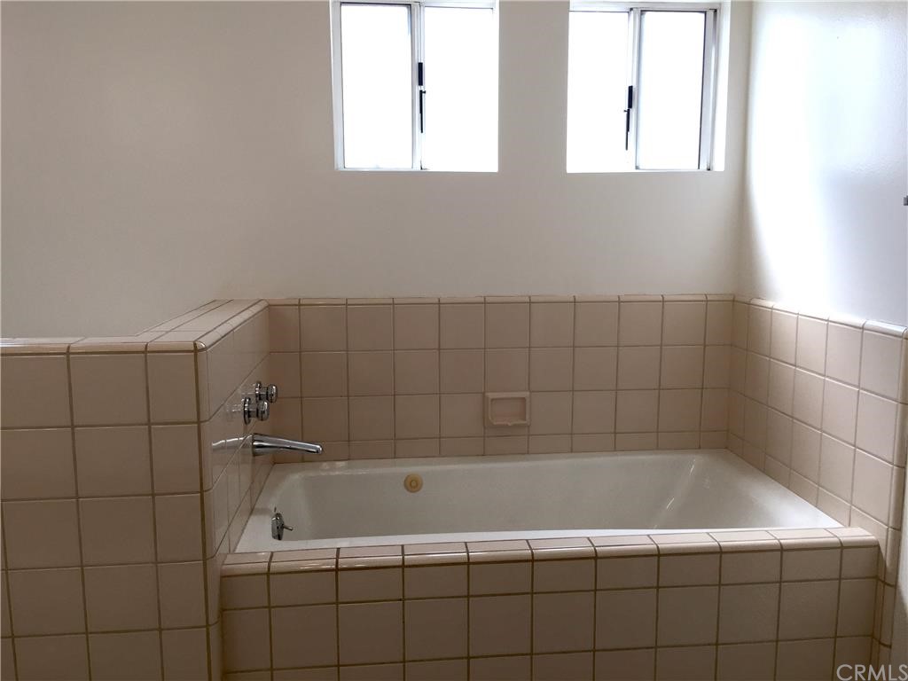3401 Pine Avenue Manhattan Beach, CA 90266 - Photo 17 of 24 a bath tub sitting next to a window