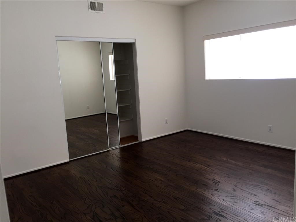 3401 Pine Avenue Manhattan Beach, CA 90266 - Photo 21 of 24 an empty room with wooden floor and windows