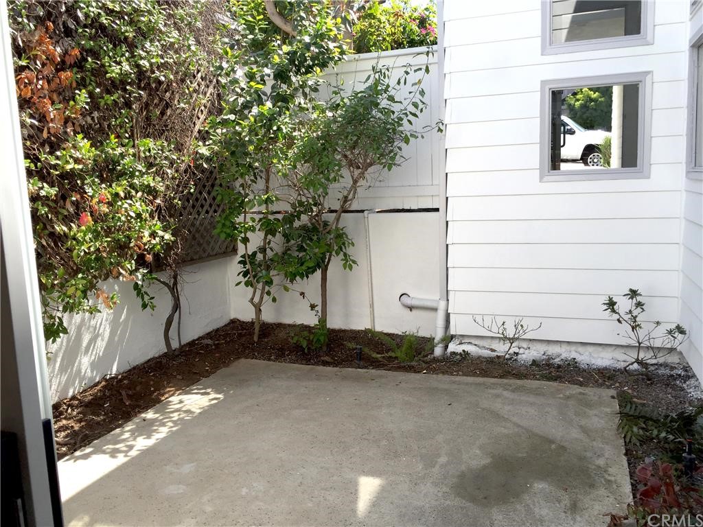 3401 Pine Avenue Manhattan Beach, CA 90266 - Photo 5 of 24 a view of a garage of a house