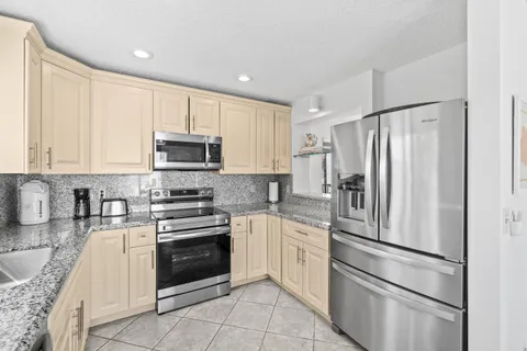 $550,000 | 7533 Glendevon Lane, Unit 905, Delray Beach, FL 33446