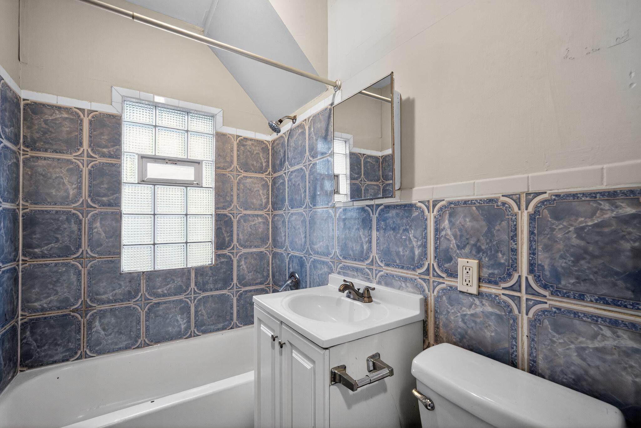 2446 North 49th Street Milwaukee, WI 53210 - Photo 18 of 30 18_2446_N_49th_St_Milwaukee_WI_53210-Bat