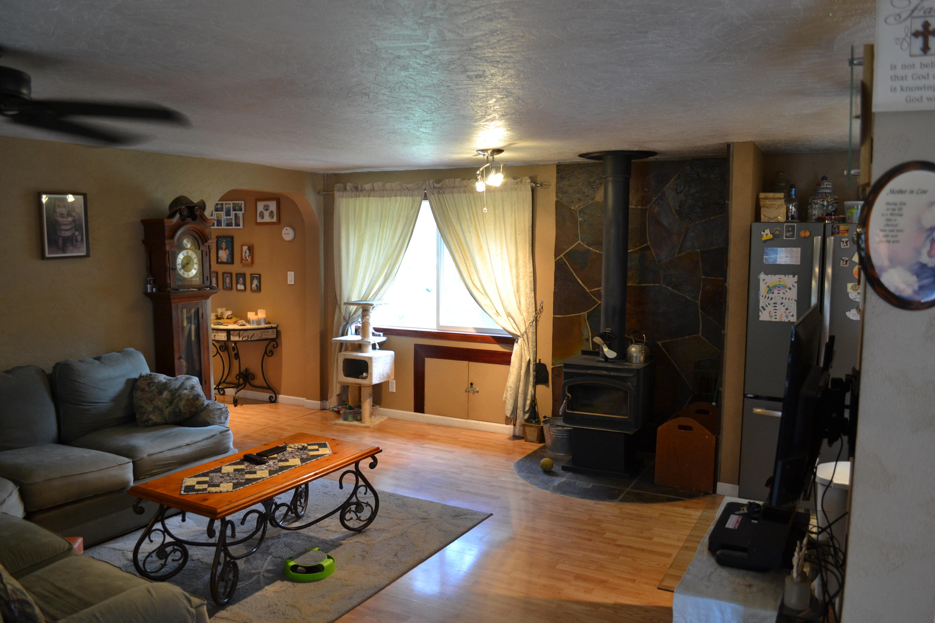52729 Ammon Road La Pine, OR 97739 - Photo 14 of 29 a living room with furniture a air conditioner vent and a window