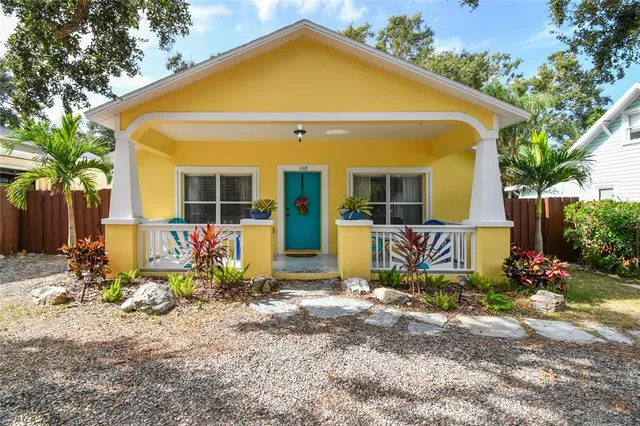a view of backyard of the house