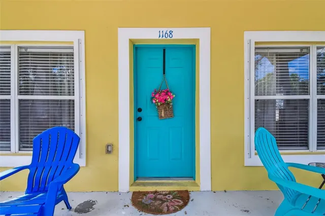 a view of entryway with furniture