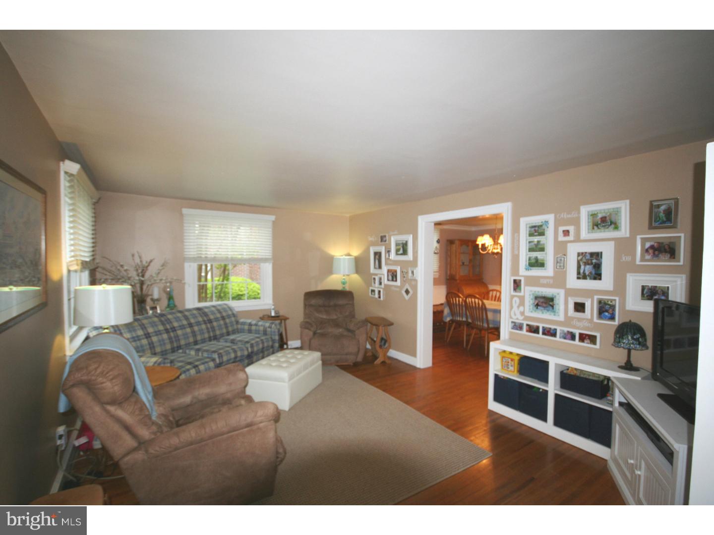 306 South Rolling Road Springfield, PA 19064 - Photo 8 of 25 Living Room