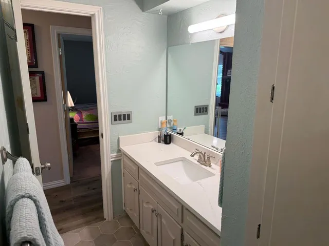 a en suite bathroom with a sink and a mirror