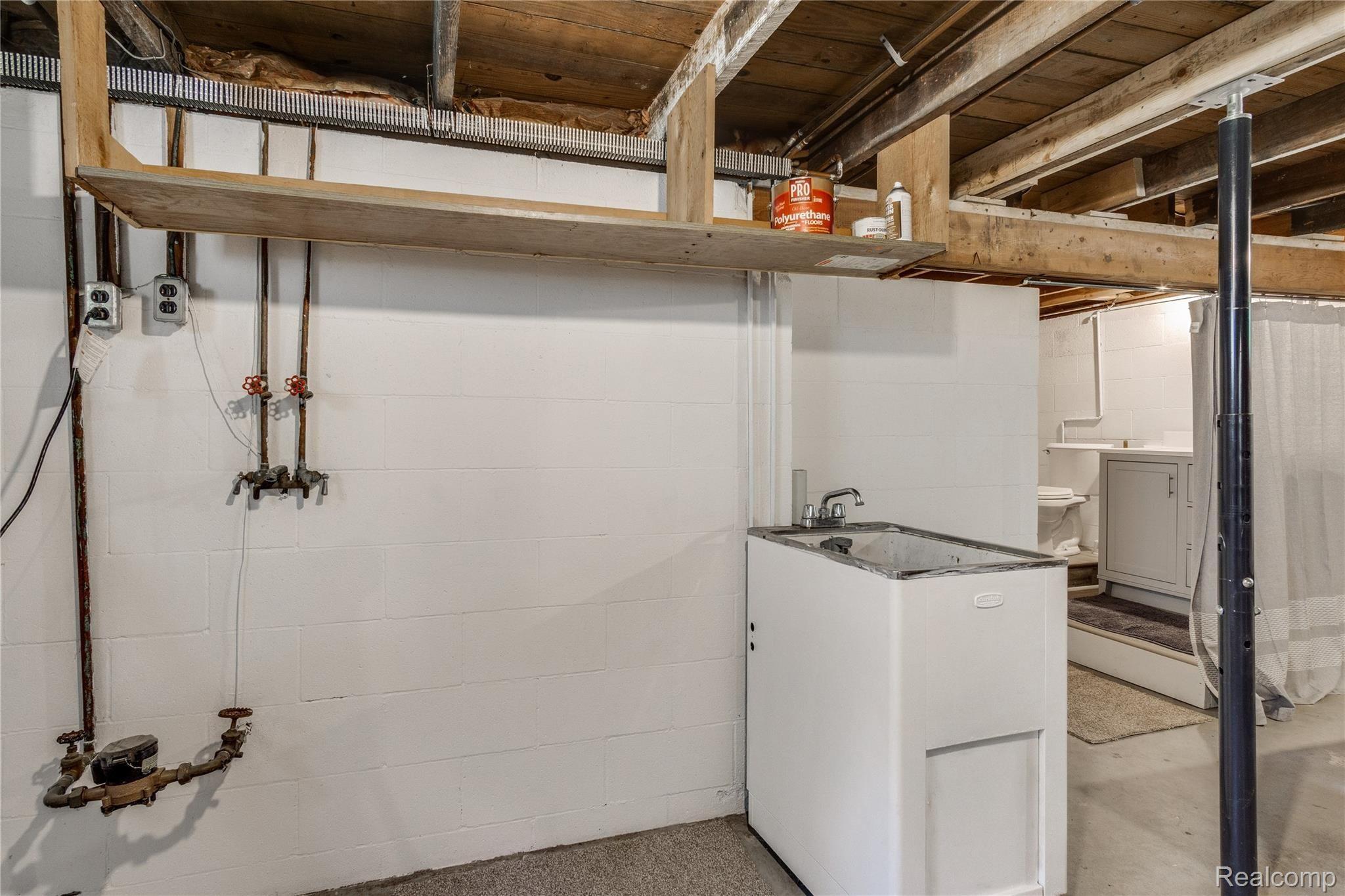 2106 North Center Road Burton, MI 48509 - Photo 25 of 33 Interiors (30 of 32).jpg