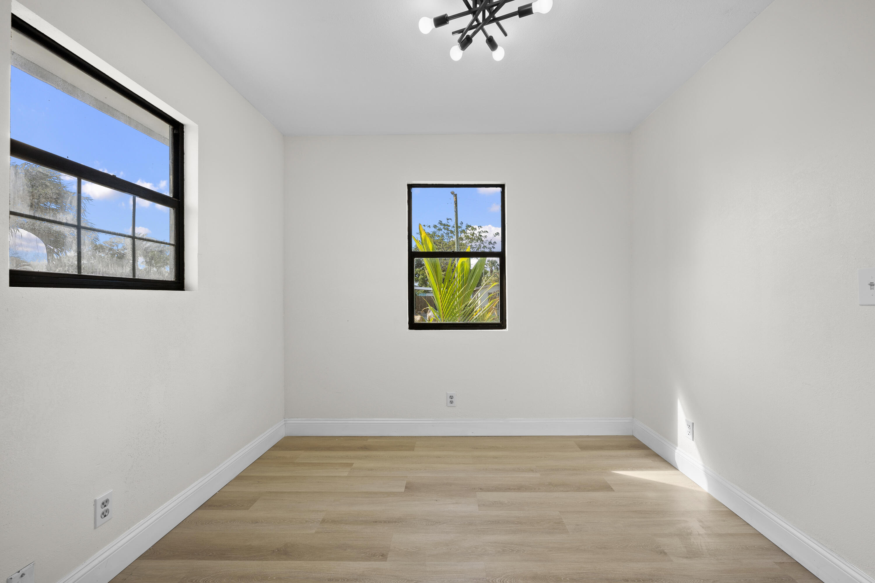 1244 West 25th Street Riviera Beach, FL 33404 - Photo 10 of 13 10-LUX_1145