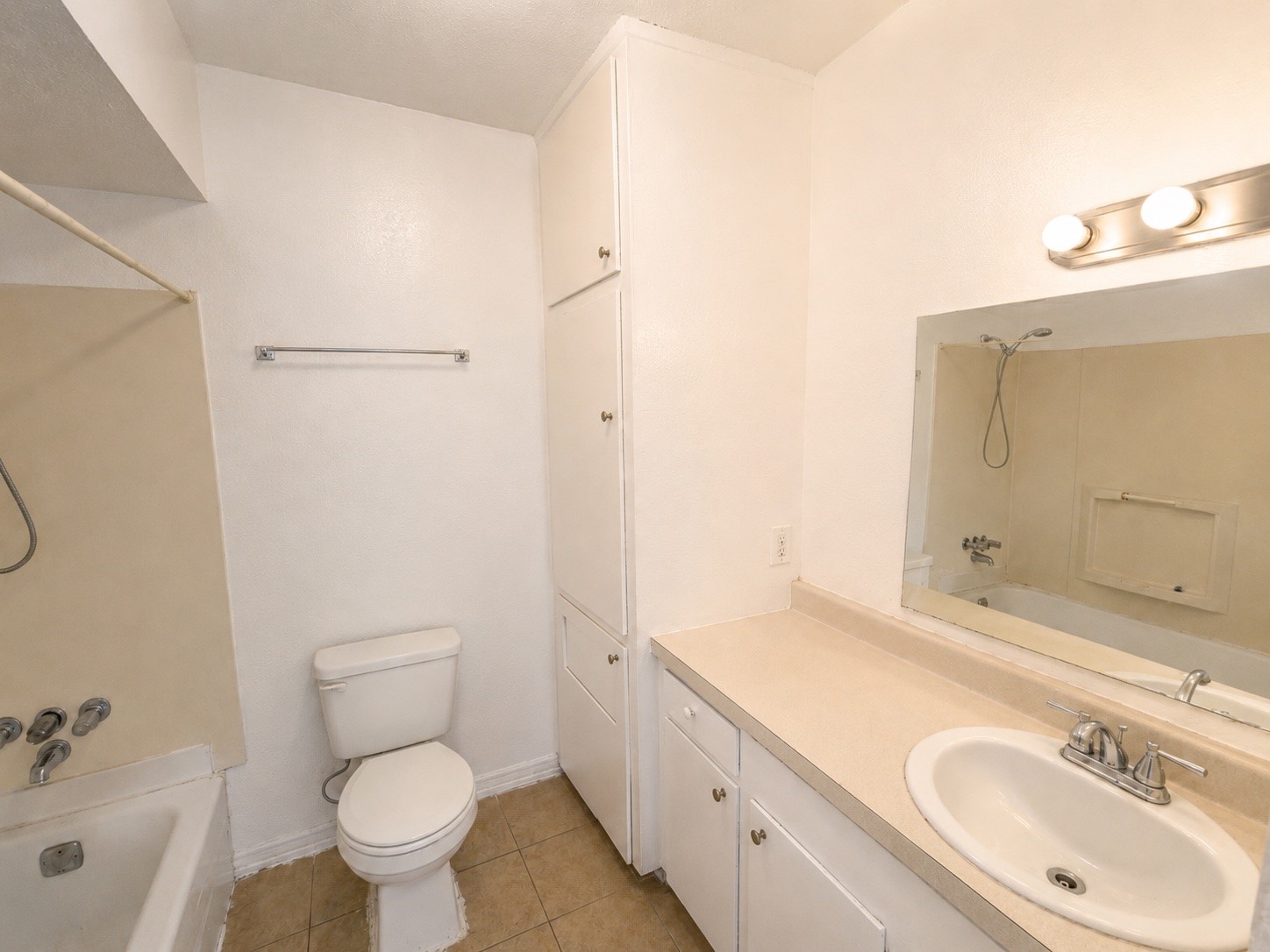 3906 Video Street, Unit F Dickinson, TX 77539 - Photo 14 of 16 Bathroom