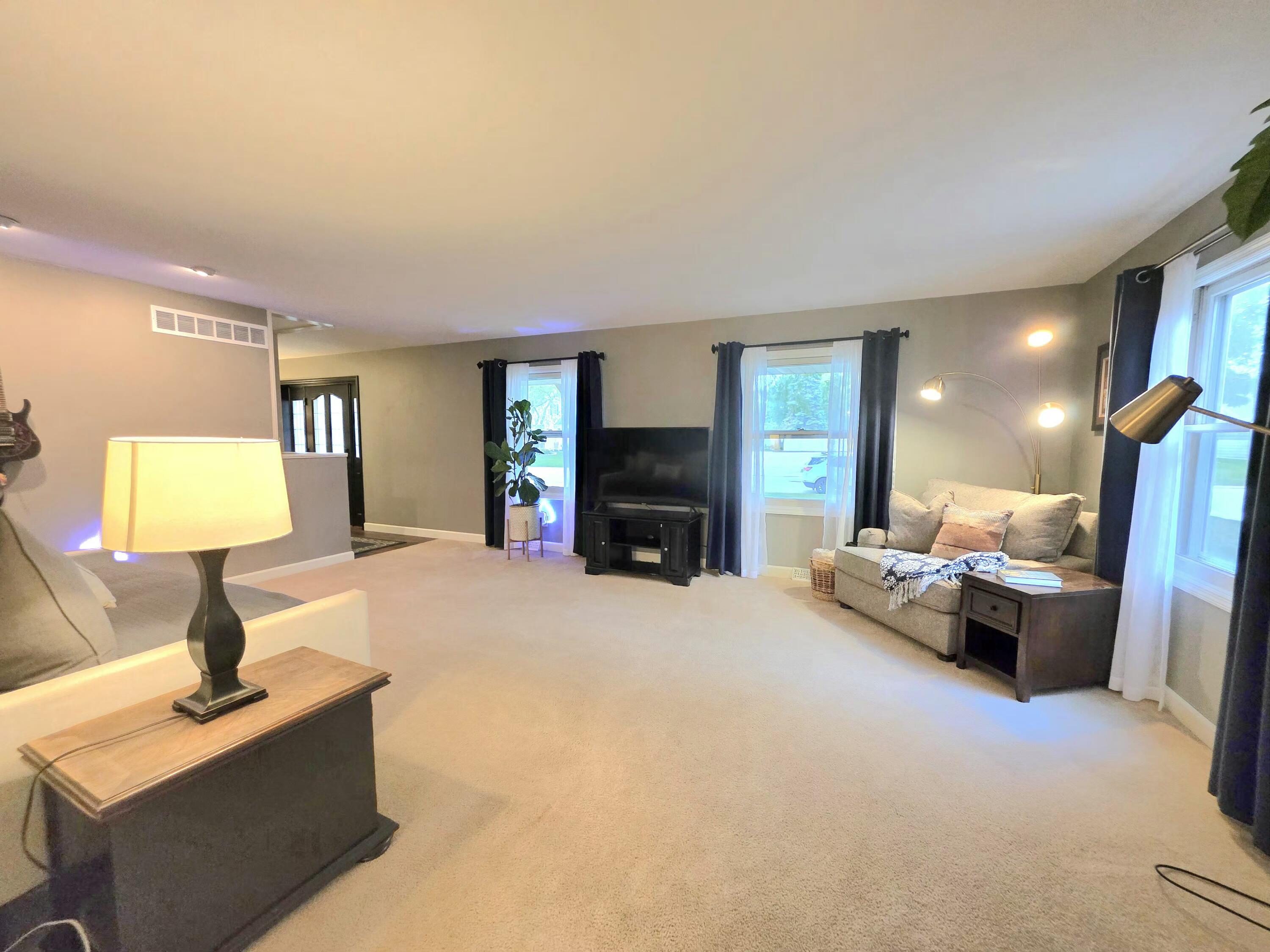 566 Riford Road Neenah, WI 54956 - Photo 5 of 63 Living room