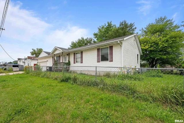 a view of a house with a backyard