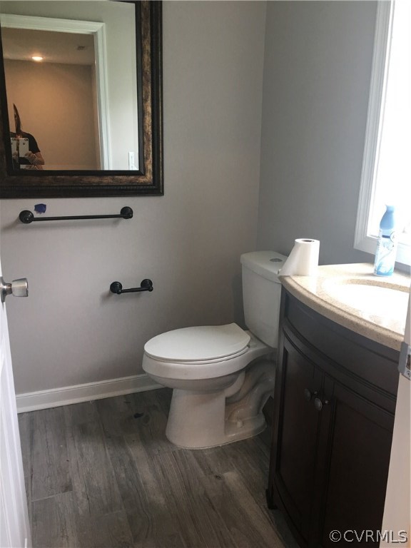 12900 Spring Run Road Midlothian, VA 23112 - Photo 20 of 21 a bathroom with a toilet a sink and mirror