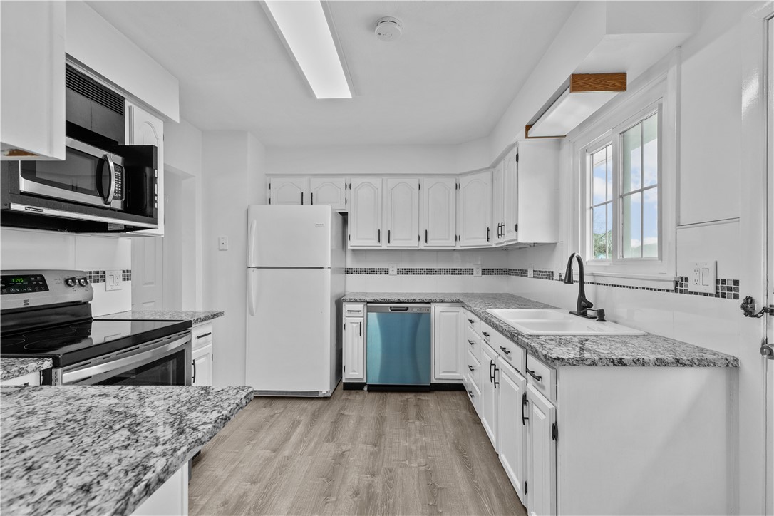 4 Weetamoe Road Middletown, RI 02842 - Photo 8 of 30