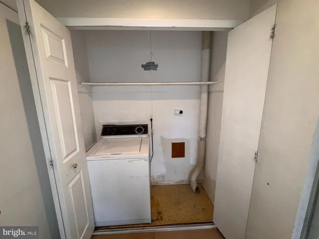 an empty room with windows and ceiling fan