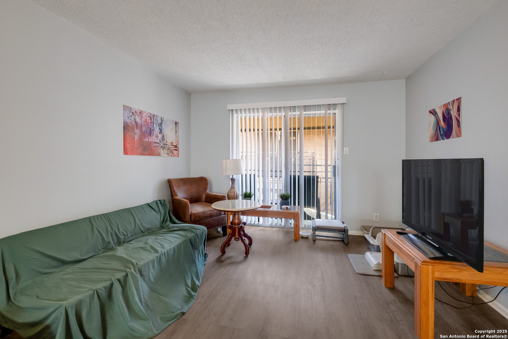 923 Vance Jackson Road, Unit 708 San Antonio, TX 78201 - Photo 3 of 18 a living room with furniture gym equipment and a window