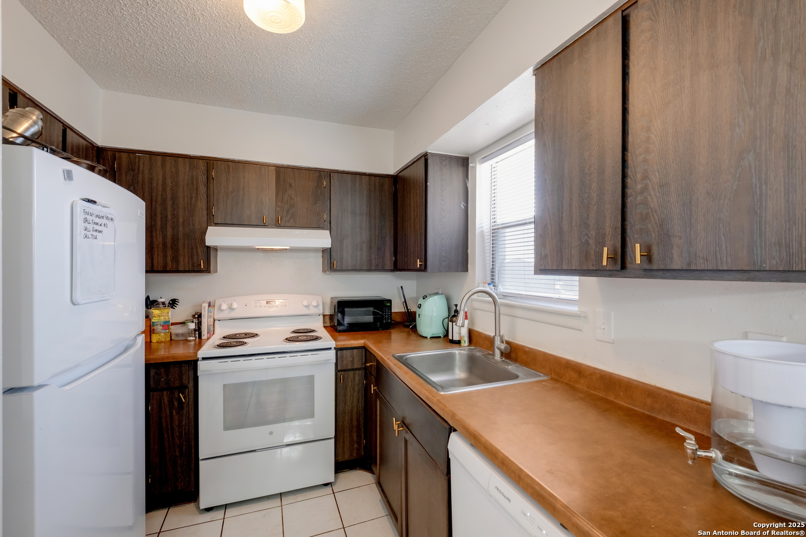 923 Vance Jackson Road, Unit 708 San Antonio, TX 78201 - Photo 7 of 18 a kitchen with a sink stove and refrigerator