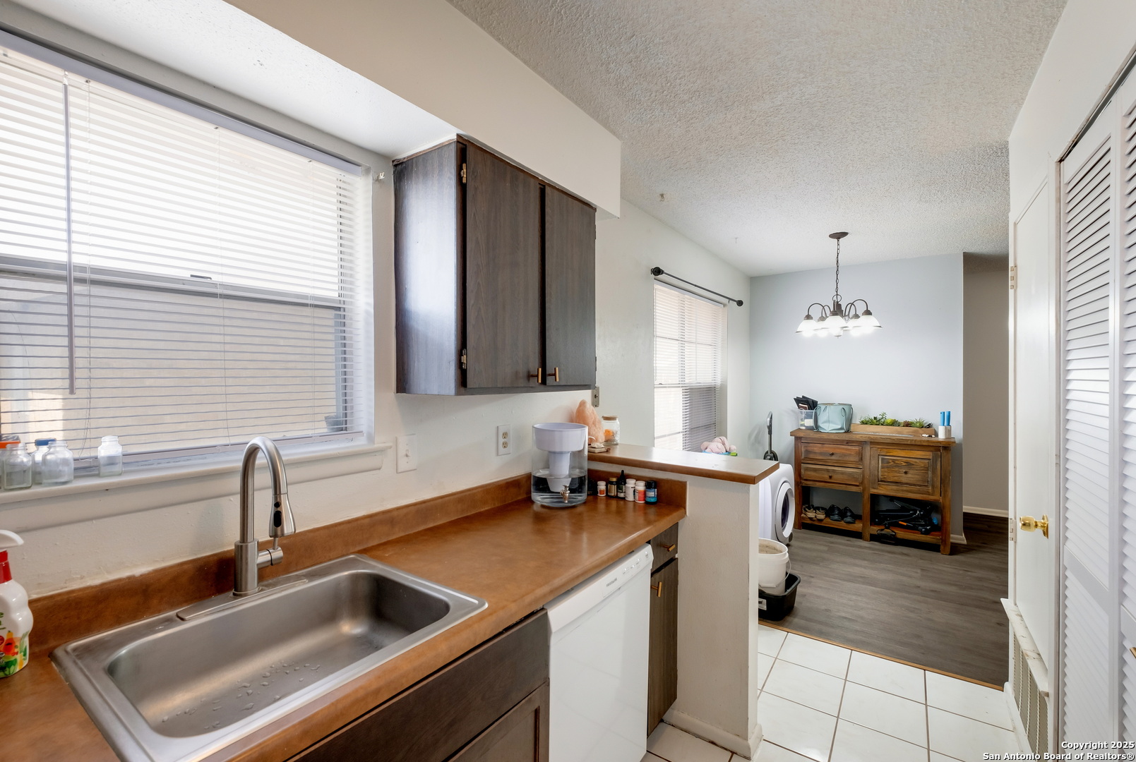 923 Vance Jackson Road, Unit 708 San Antonio, TX 78201 - Photo 8 of 18 a kitchen with a sink stove and cabinets