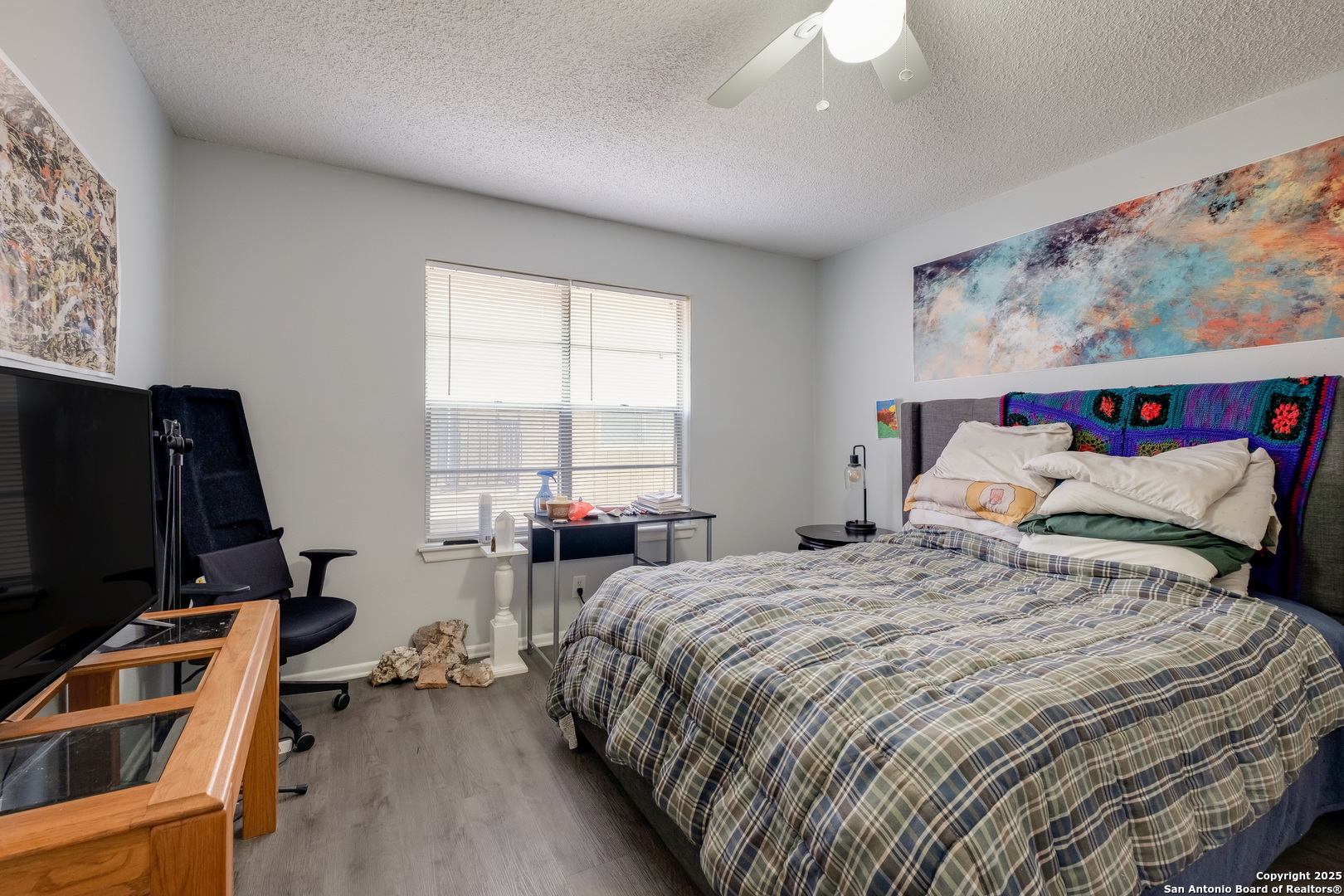 923 Vance Jackson Road, Unit 708 San Antonio, TX 78201 - Photo 10 of 18 a bedroom with a bed and a flat screen tv