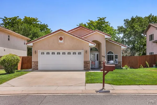 a front view of house with garage and yard