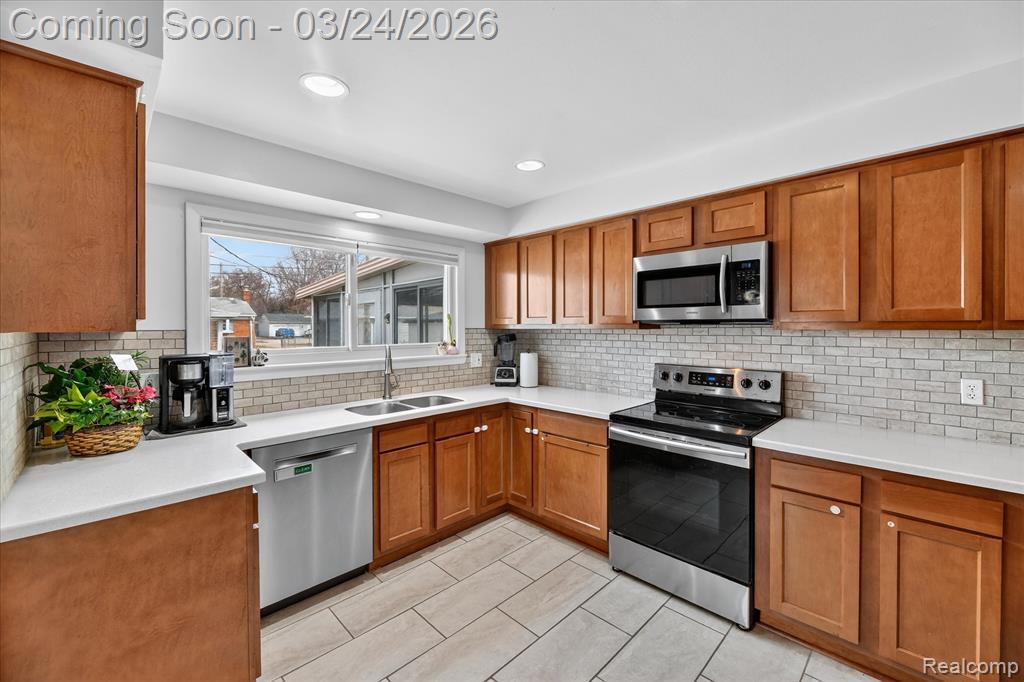 18053 Airport Road Fraser, MI 48026 - Photo 7 of 26