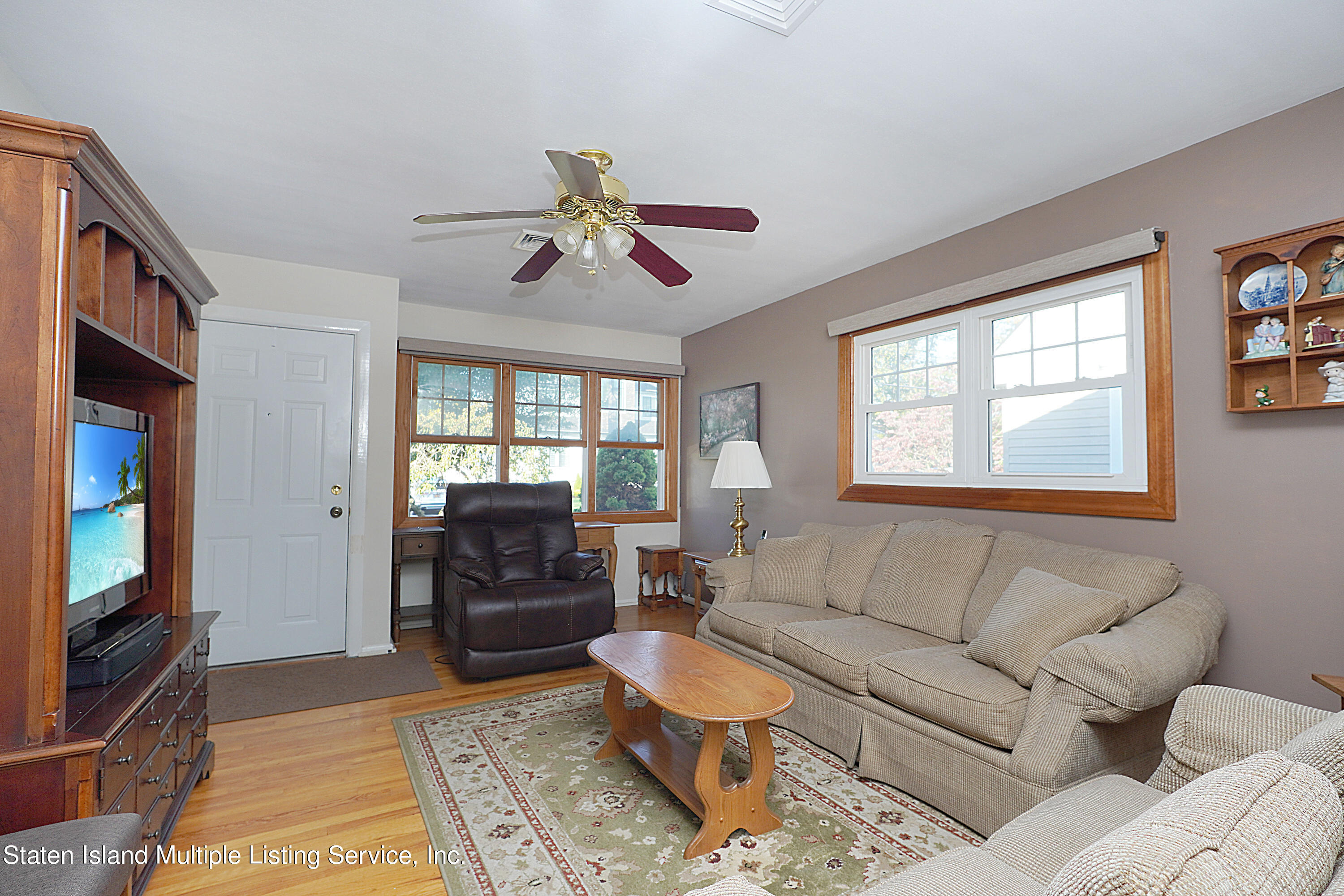 341 Beach Road Staten Island, NY 10312 - Photo 4 of 28 Living Rm