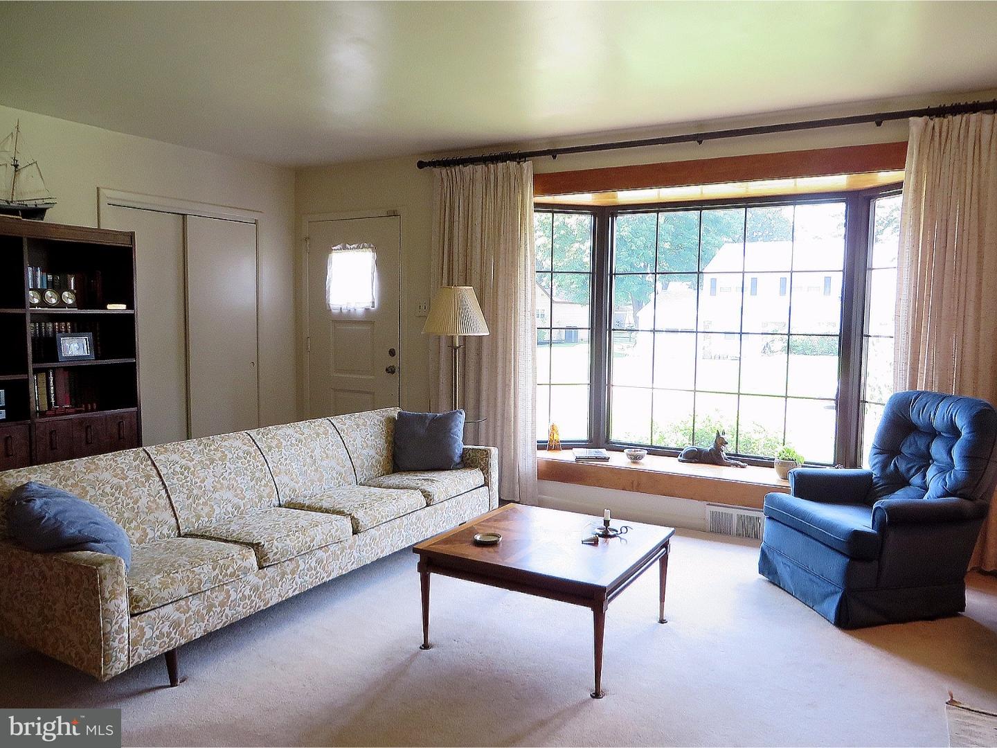 257 Hickory Road Warminster, PA 18974 - Photo 3 of 20 Living Room