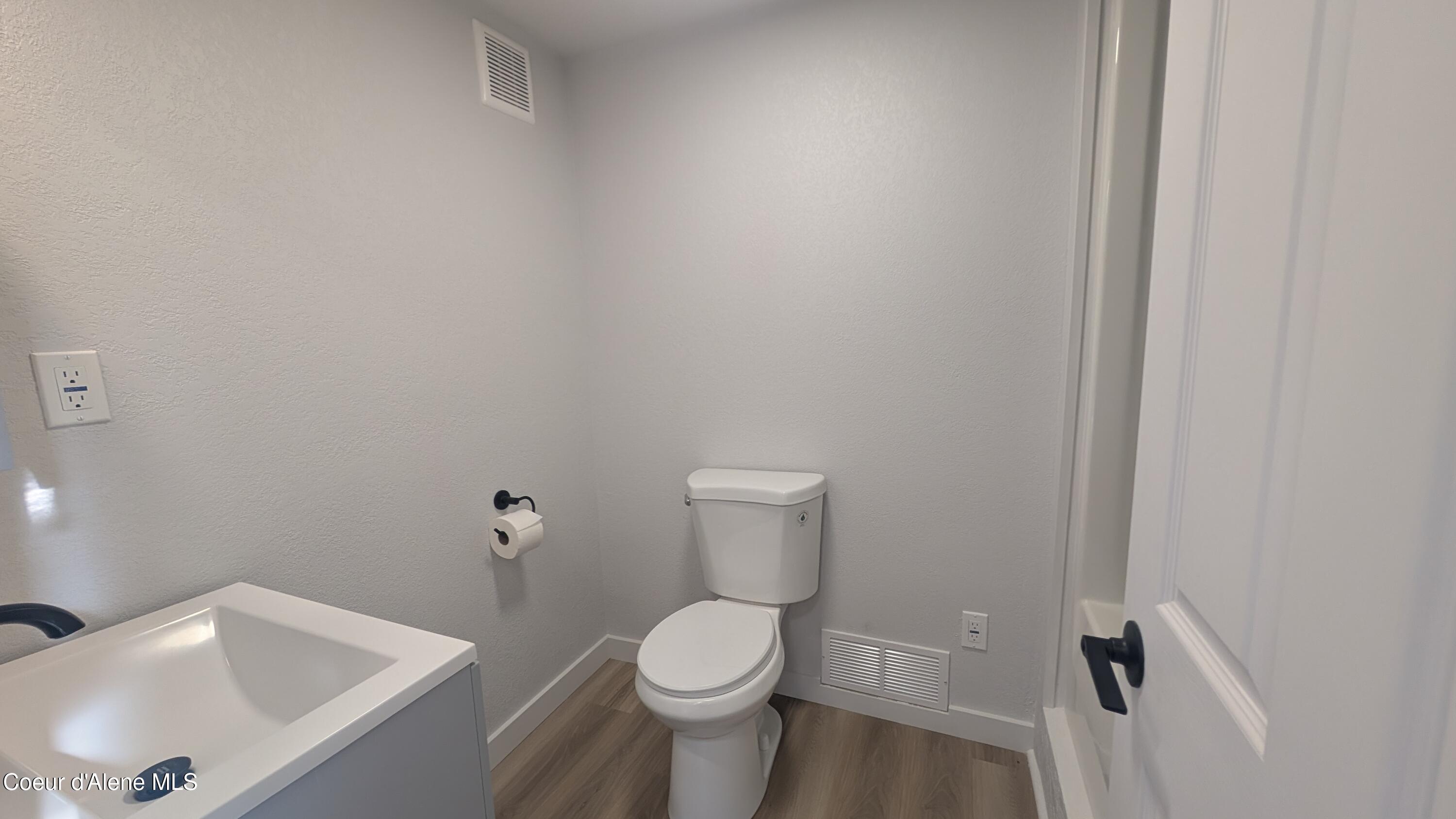 206 Waterfront Road Troy, MT 59935 - Photo 19 of 38 206 Waterfront pic 44 main bathroom off