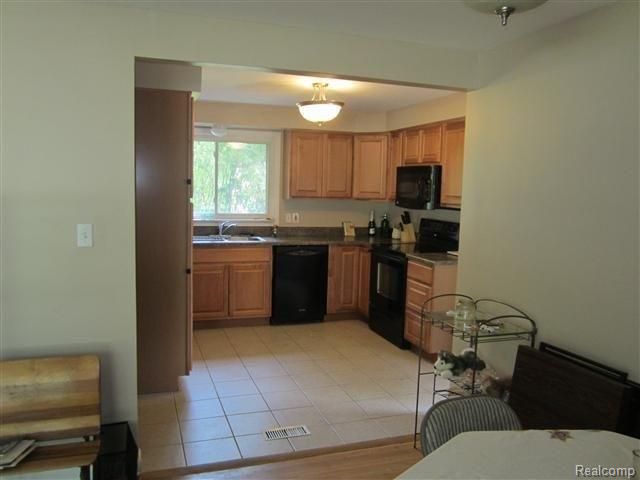 29519 Rambling Road Southfield, MI 48076 - Photo 9 of 18 027.JPG